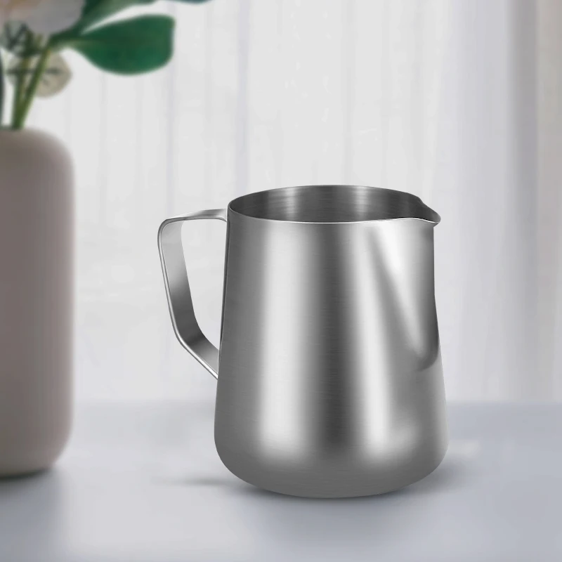إبريق مزبد الحليب الاحترافي من - مراجعة Barista Milk Jug وسعره